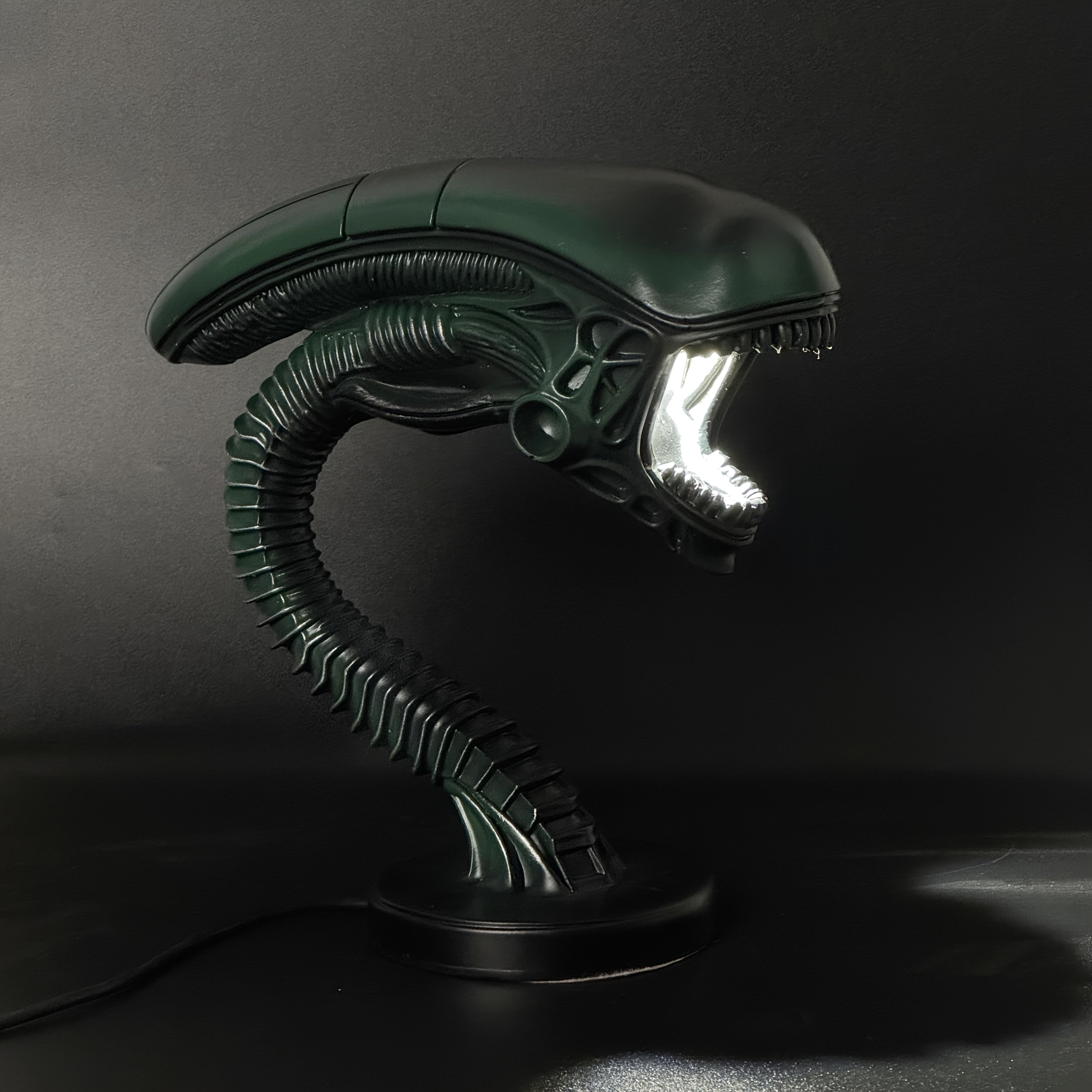 Moktan Sabai USB Alien Head Lamp – Sci-Fi Resin Desk Light for Bedroom, Office & Halloween Decor