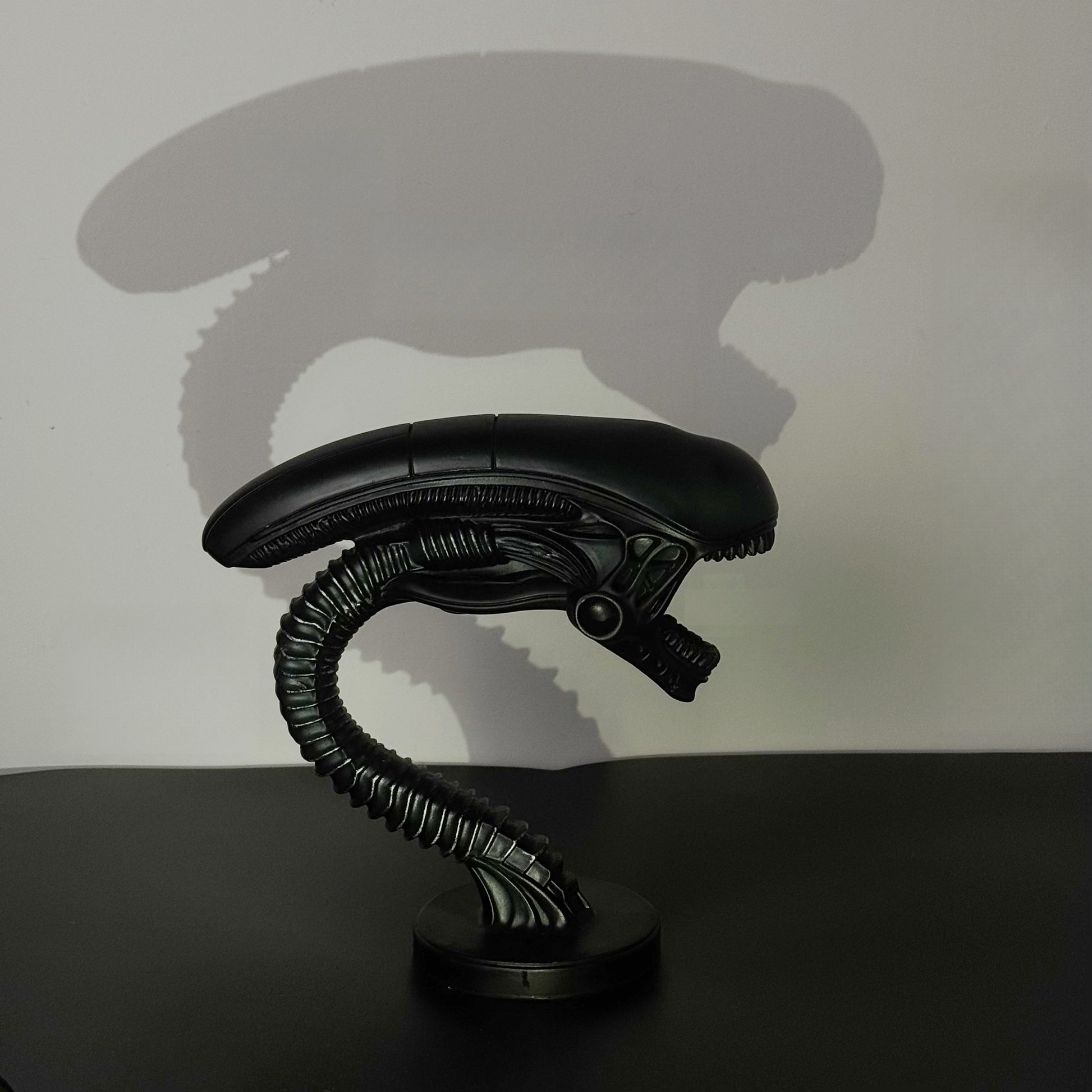 Moktan Sabai USB Alien Head Lamp – Sci-Fi Resin Desk Light for Bedroom, Office & Halloween Decor