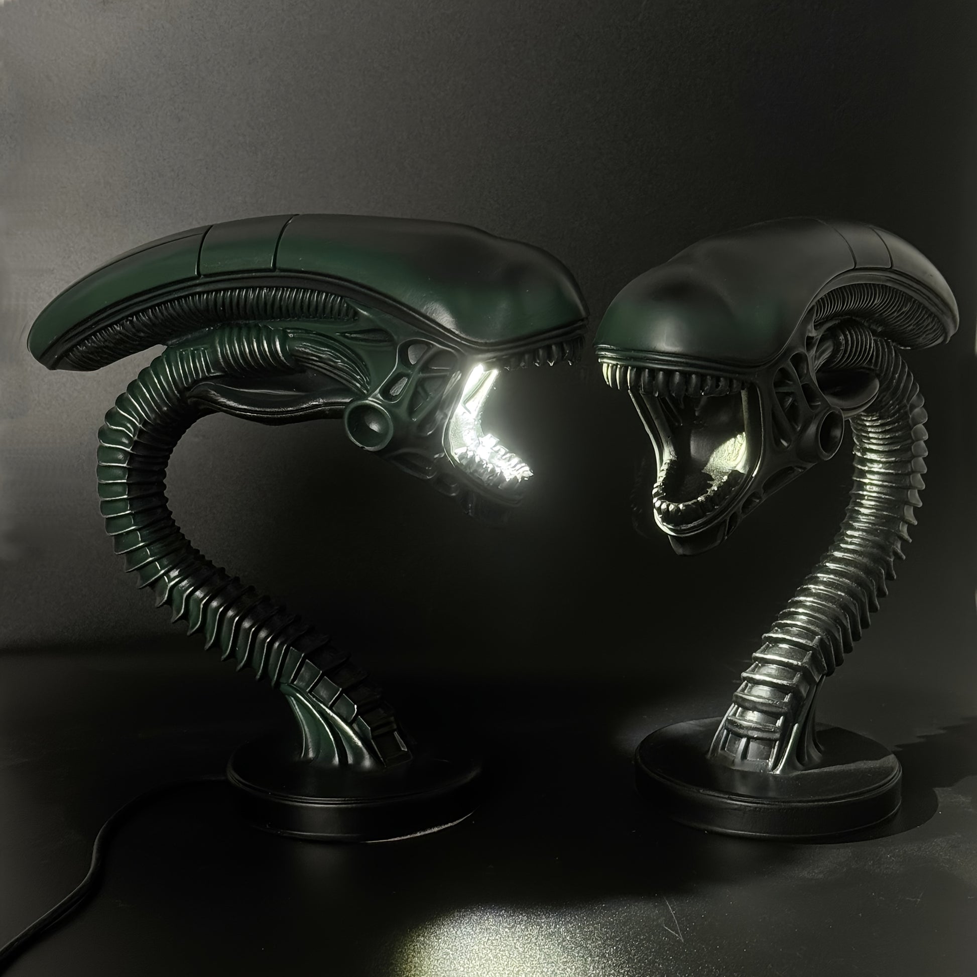 Moktan Sabai USB Alien Head Lamp – Sci-Fi Resin Desk Light for Bedroom, Office & Halloween Decor