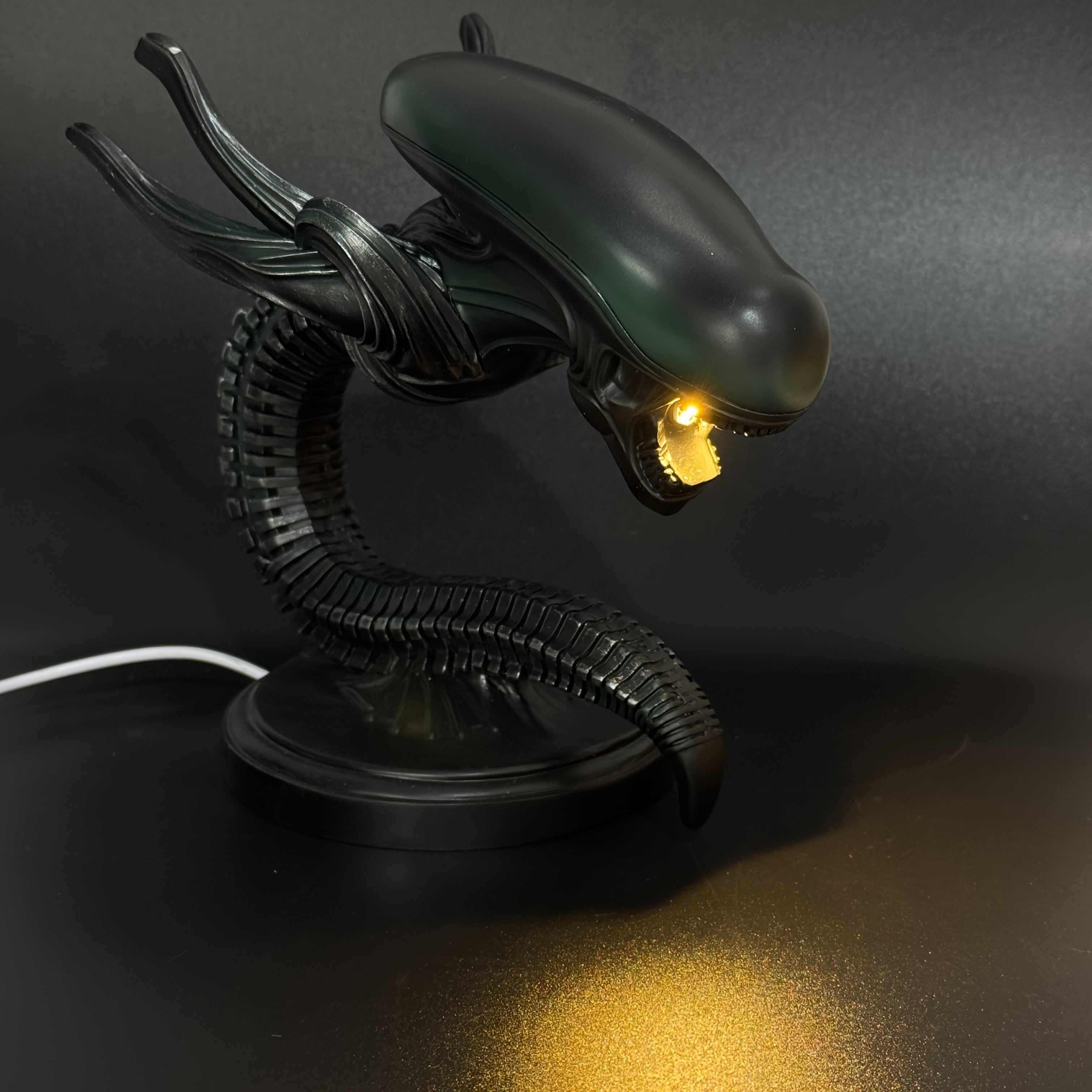 Moktan Sabai USB Alien Head Lamp – Sci-Fi Resin Desk Light for Bedroom, Office & Halloween Decor
