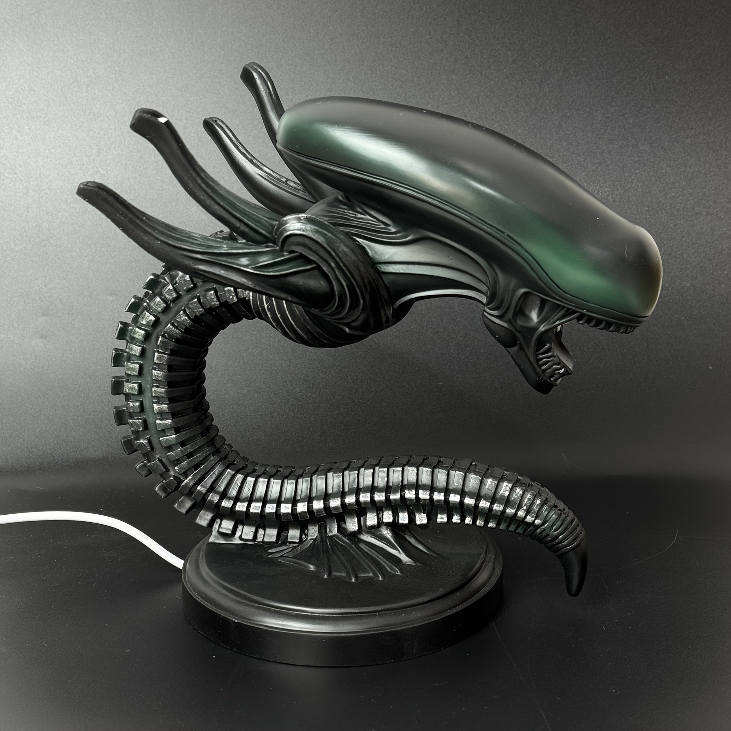 Moktan Sabai USB Alien Head Lamp – Sci-Fi Resin Desk Light for Bedroom, Office & Halloween Decor