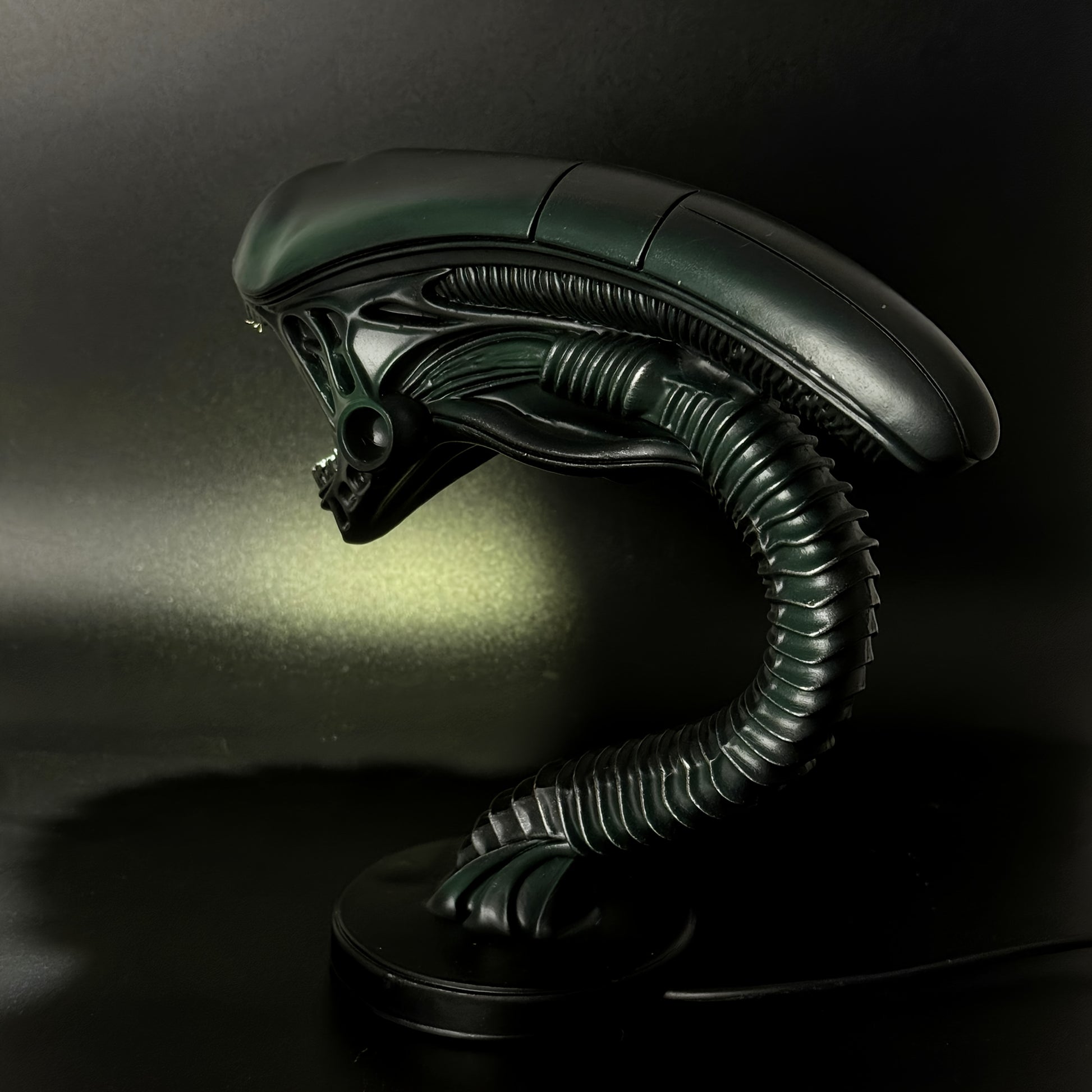 Moktan Sabai USB Alien Head Lamp – Sci-Fi Resin Desk Light for Bedroom, Office & Halloween Decor