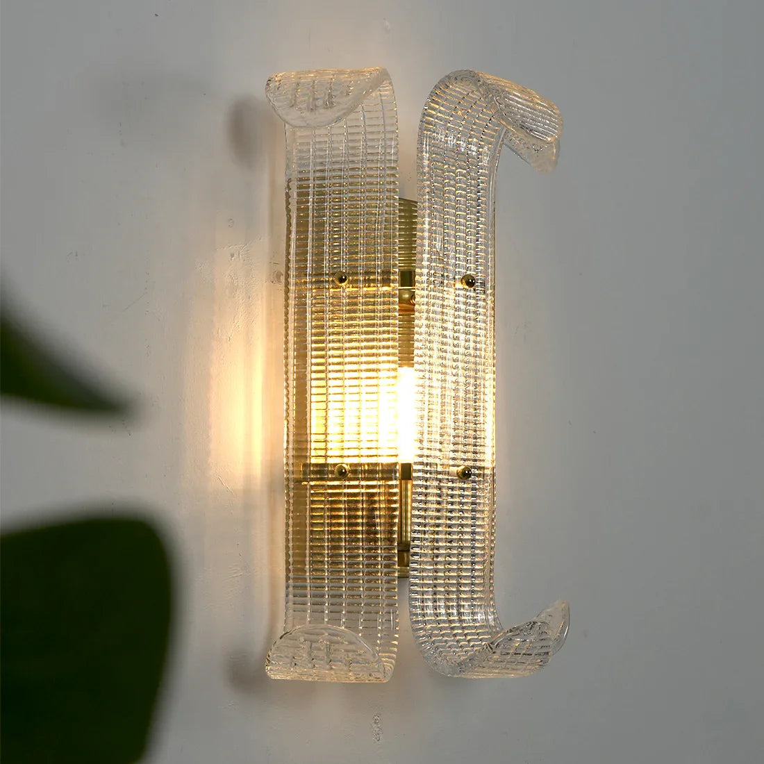 Moktan Sabai Curved Glass Drum Wall Lamp – Vintage Gold Black Grid Glass Sconce E12/E14