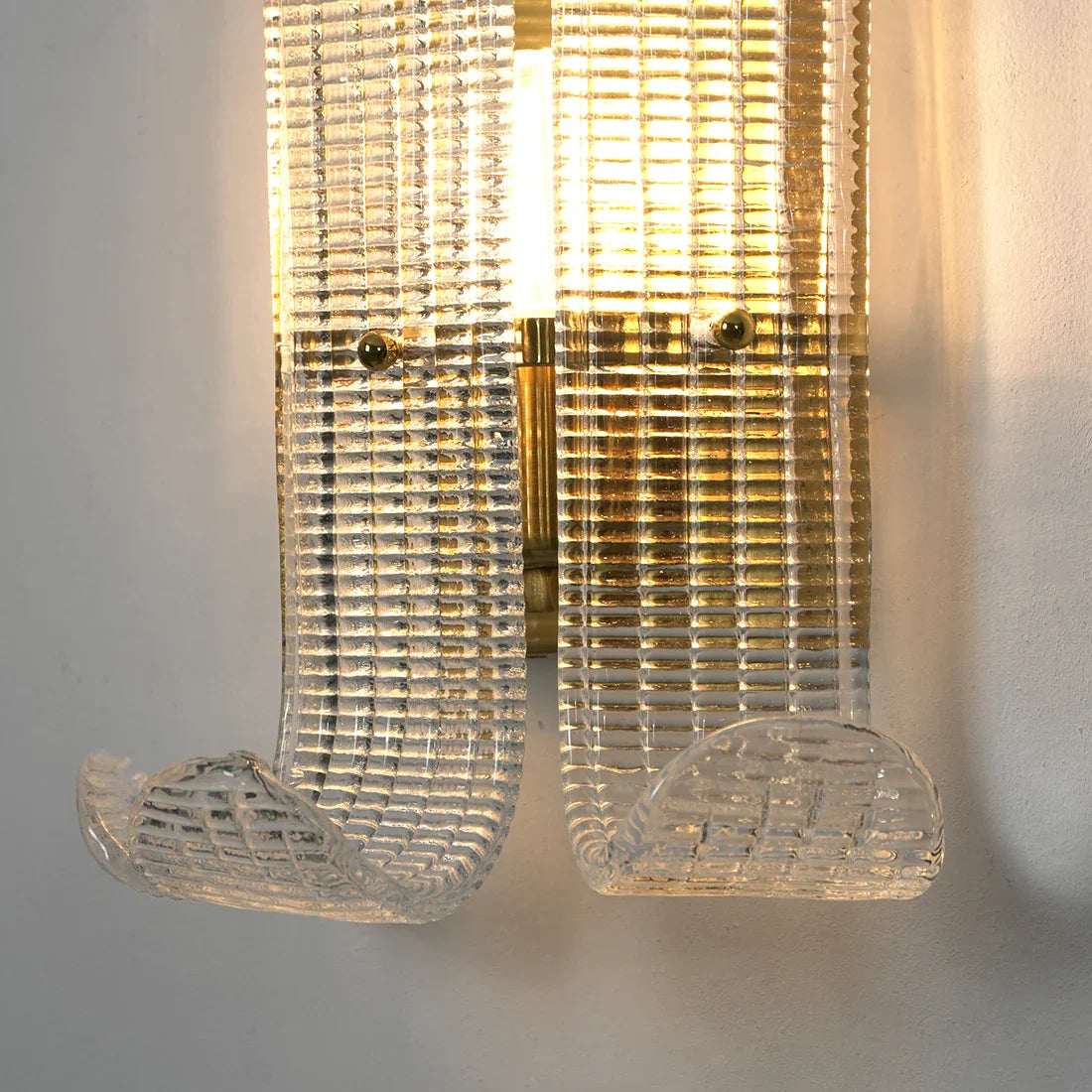 Moktan Sabai Curved Glass Drum Wall Lamp – Vintage Gold Black Grid Glass Sconce E12/E14
