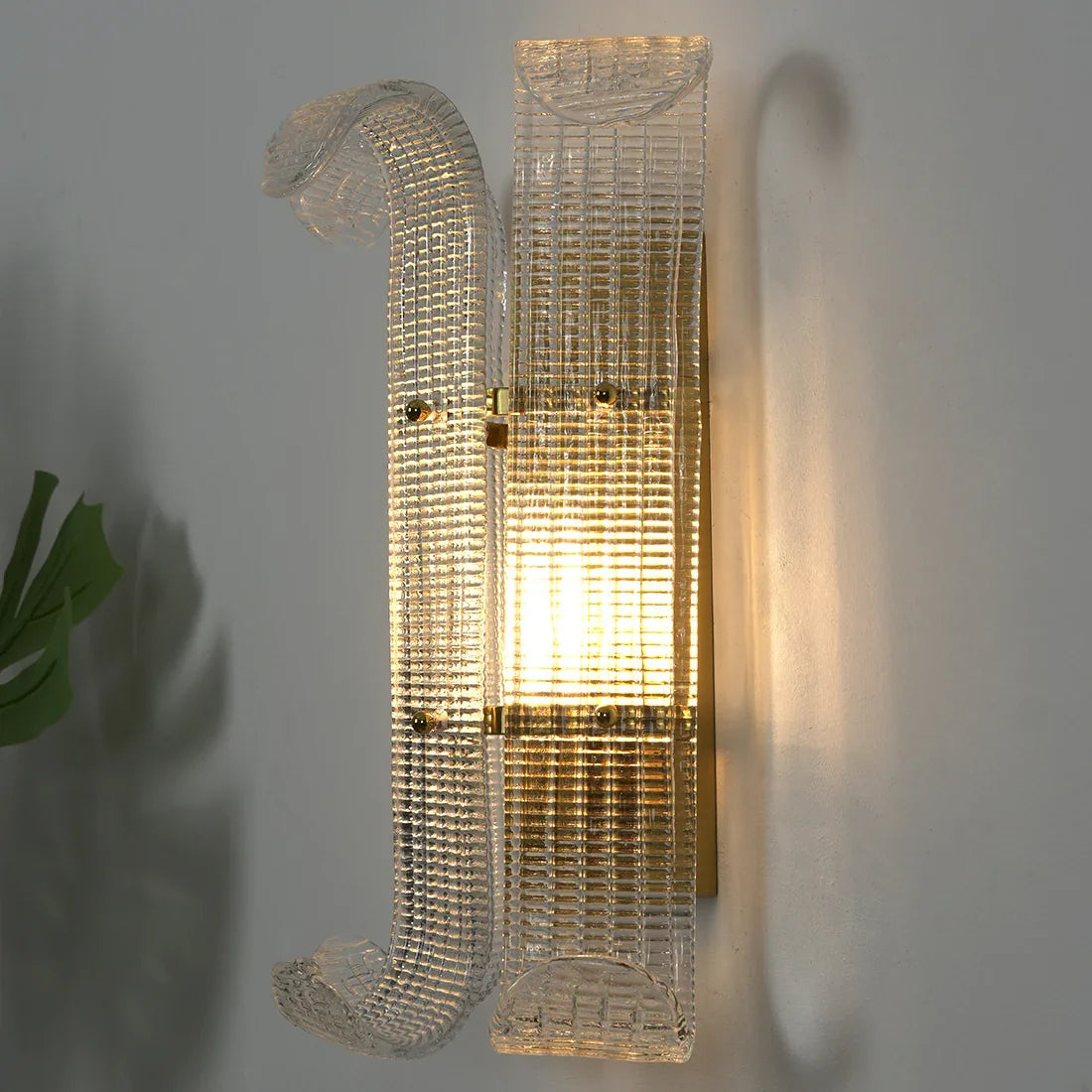 Moktan Sabai Curved Glass Drum Wall Lamp – Vintage Gold Black Grid Glass Sconce E12/E14