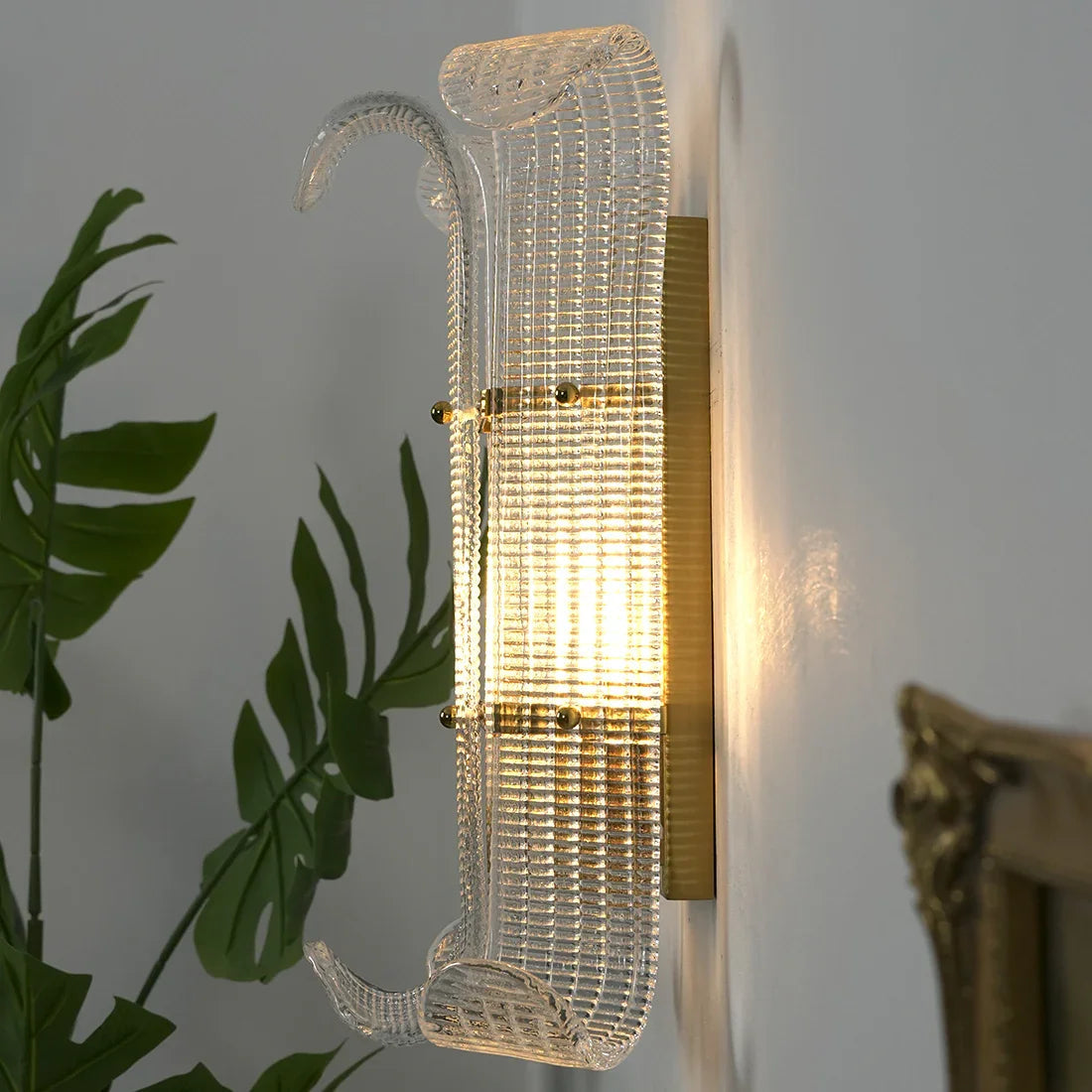 Moktan Sabai Curved Glass Drum Wall Lamp – Vintage Gold Black Grid Glass Sconce E12/E14