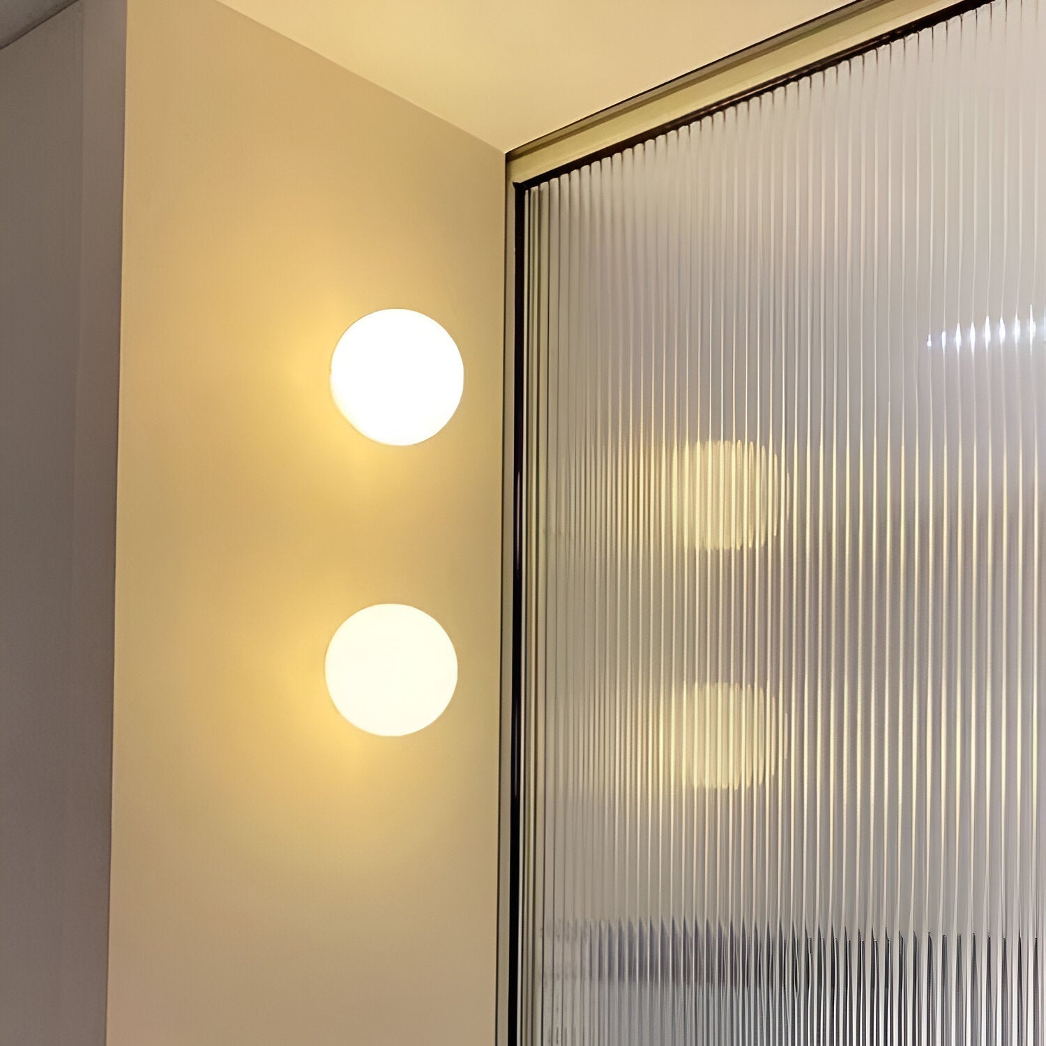 Moktan Sabai Minimalist Round Glass Wall Sconce LED 1-Light