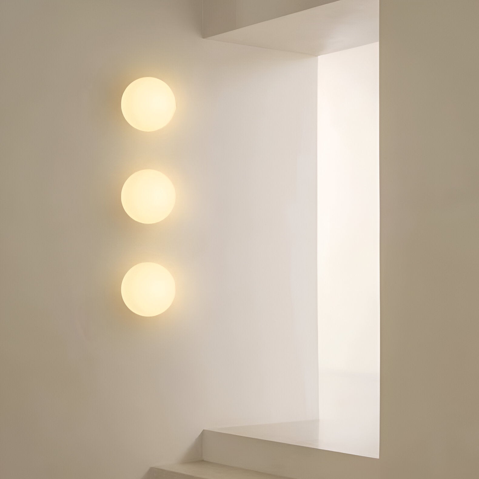Moktan Sabai Minimalist Round Glass Wall Sconce LED 1-Light