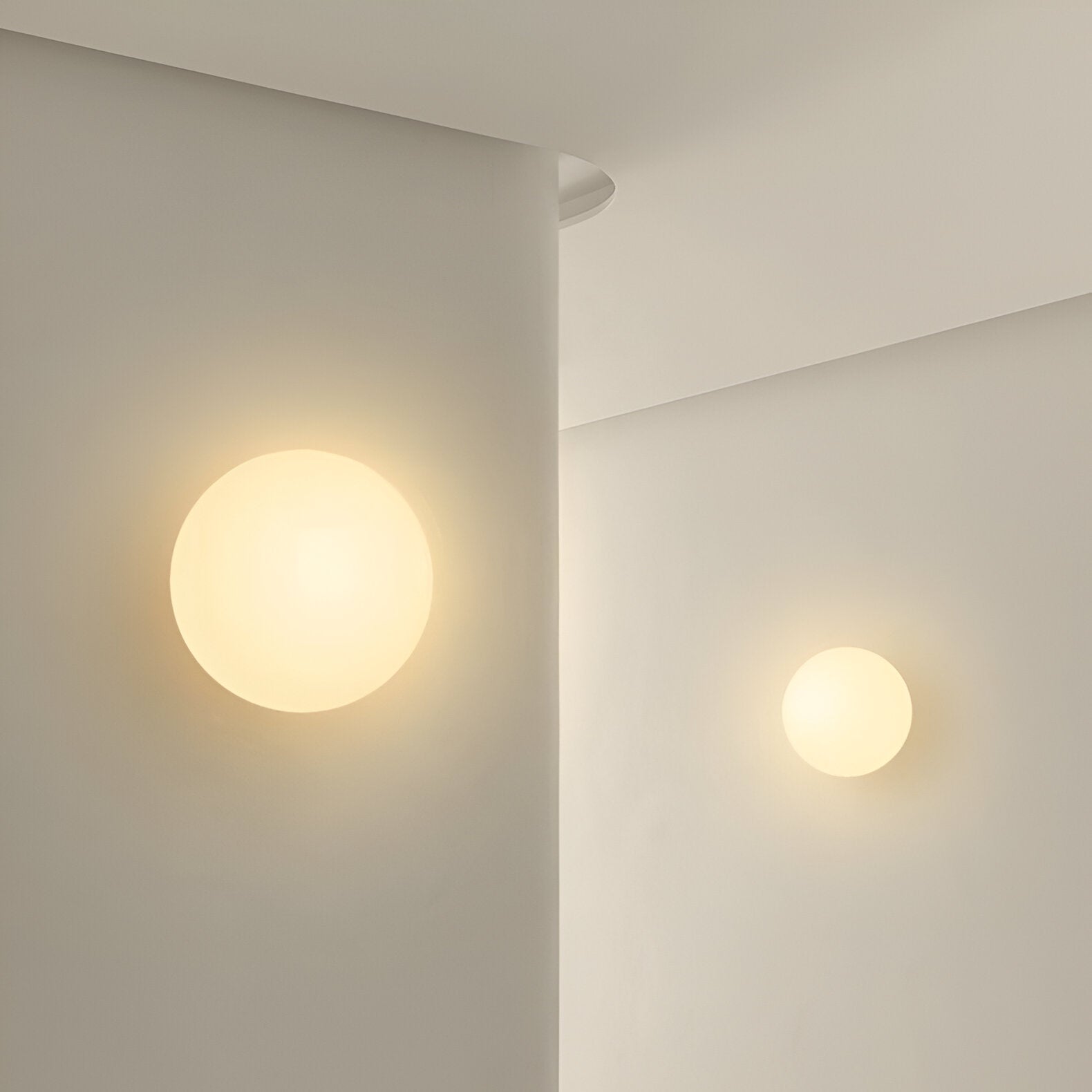 Moktan Sabai Minimalist Round Glass Wall Sconce LED 1-Light