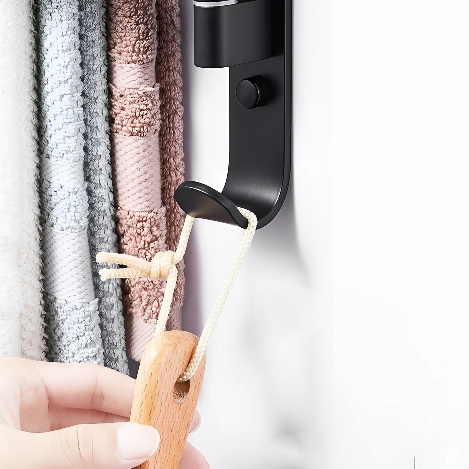 Moktan Sabai Wall-Mounted Black Towel Rack – 5 Swivel Arms Space-Saving Bathroom Organizer