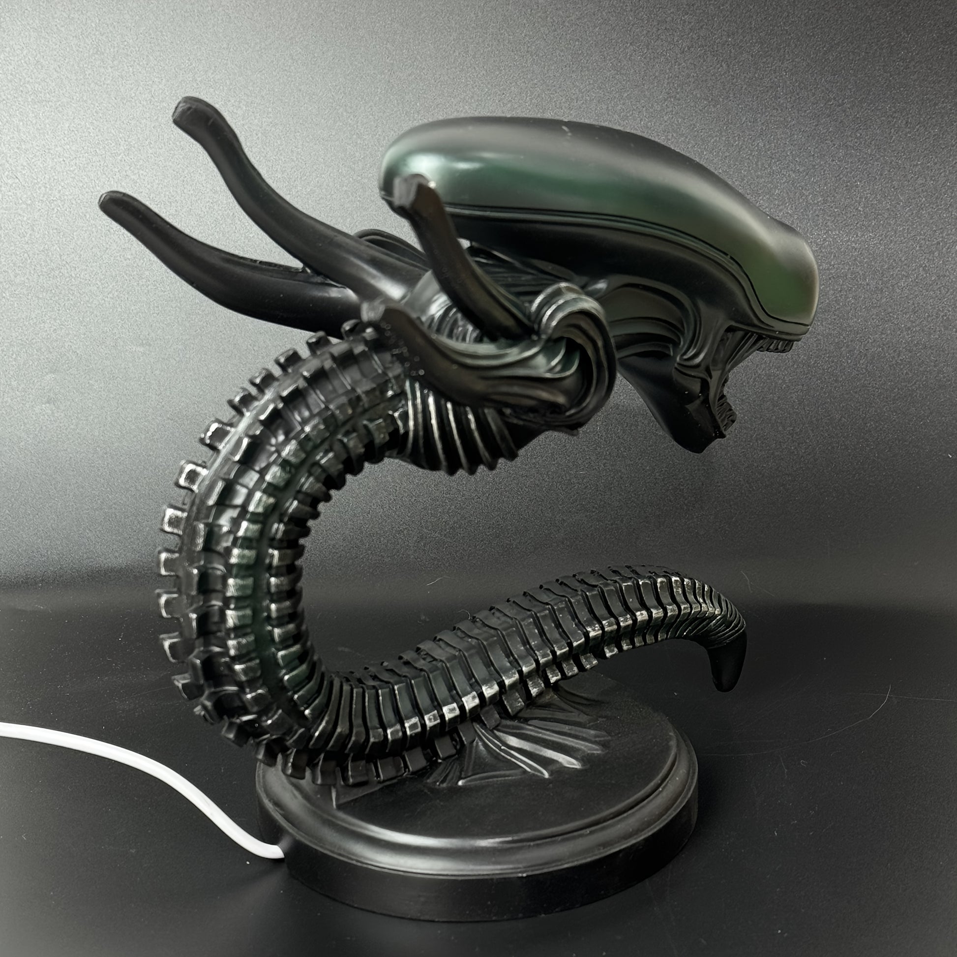 Moktan Sabai USB Alien Head Lamp – Sci-Fi Resin Desk Light for Bedroom, Office & Halloween Decor