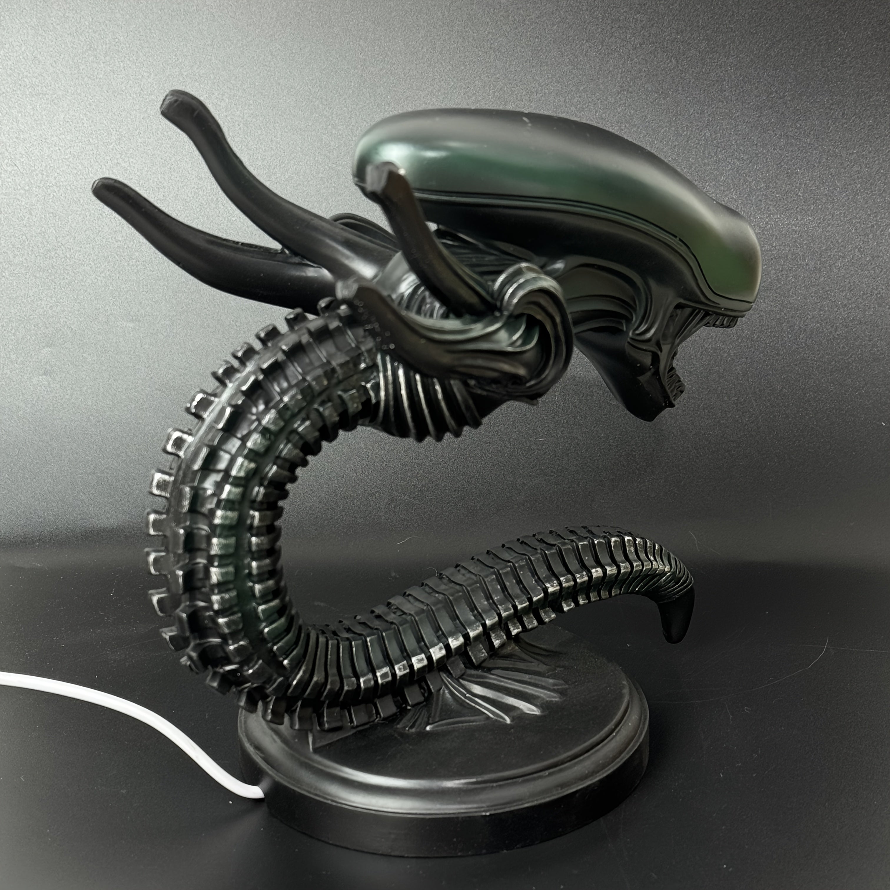 Moktan Sabai USB Alien Head Lamp – Sci-Fi Resin Desk Light for Bedroom, Office & Halloween Decor